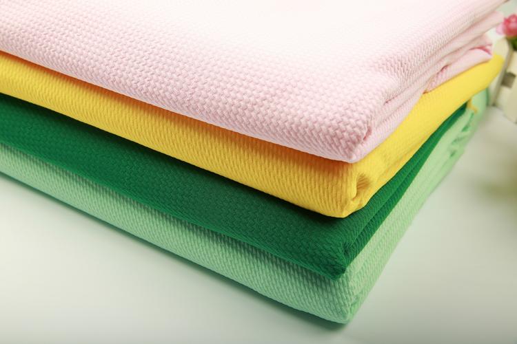 斜紋泡泡布針織面料 高檔裙子面料 彈力時尚童裝面料廠家現(xiàn)